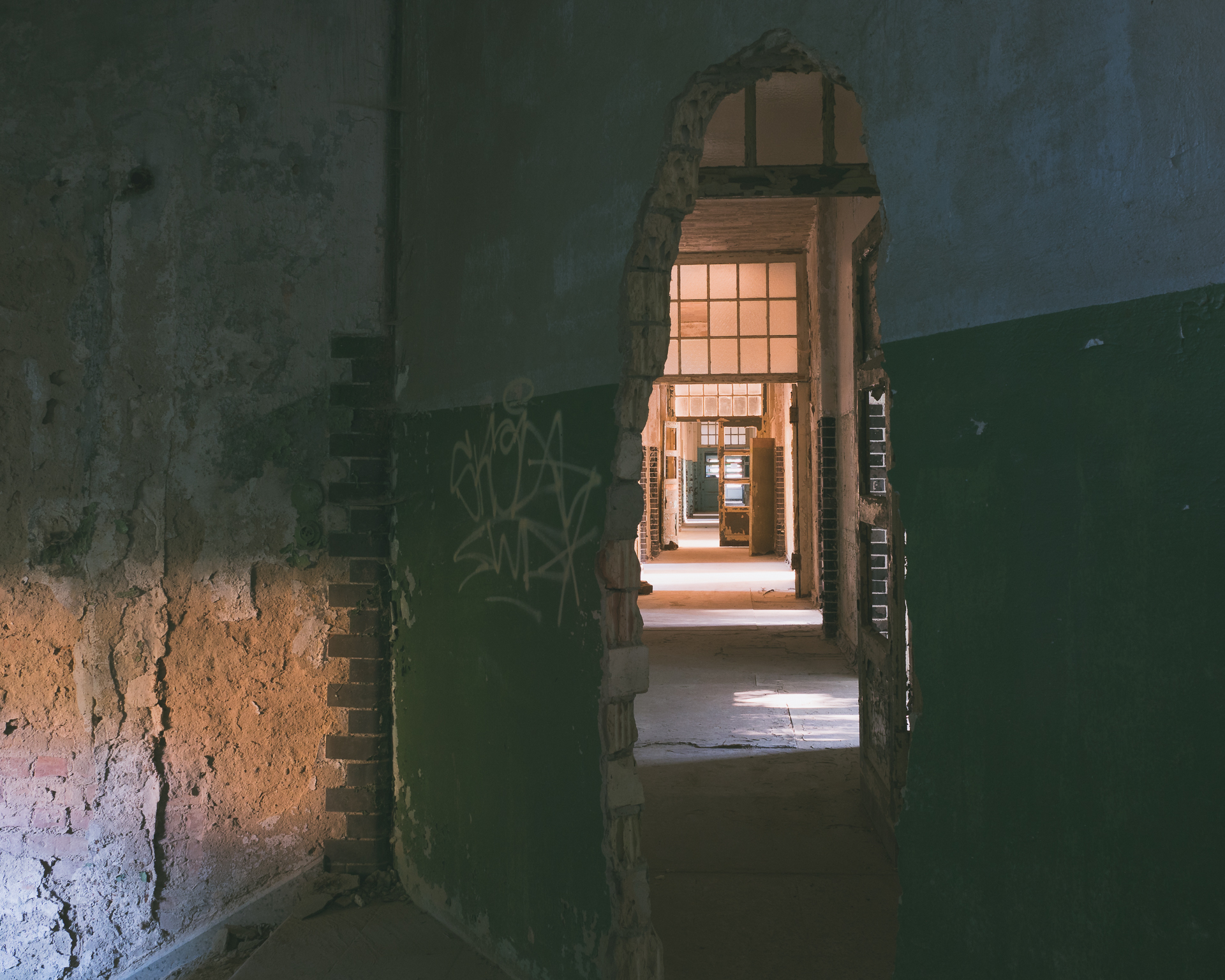 Ruined interior opening at Heilst&auml;tte Grabowsee with exposed walls.