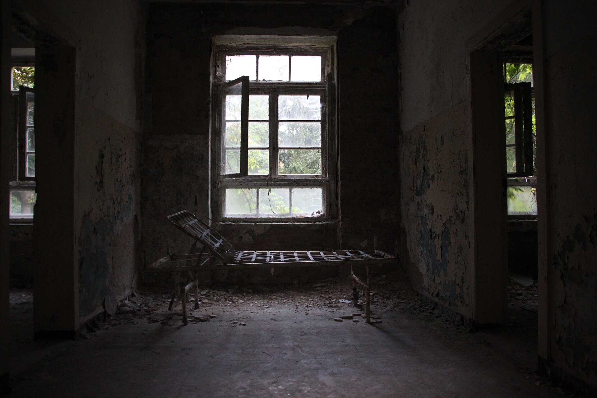 Sparse interior room at Heilst&auml;tte Grabowsee with aged surfaces.