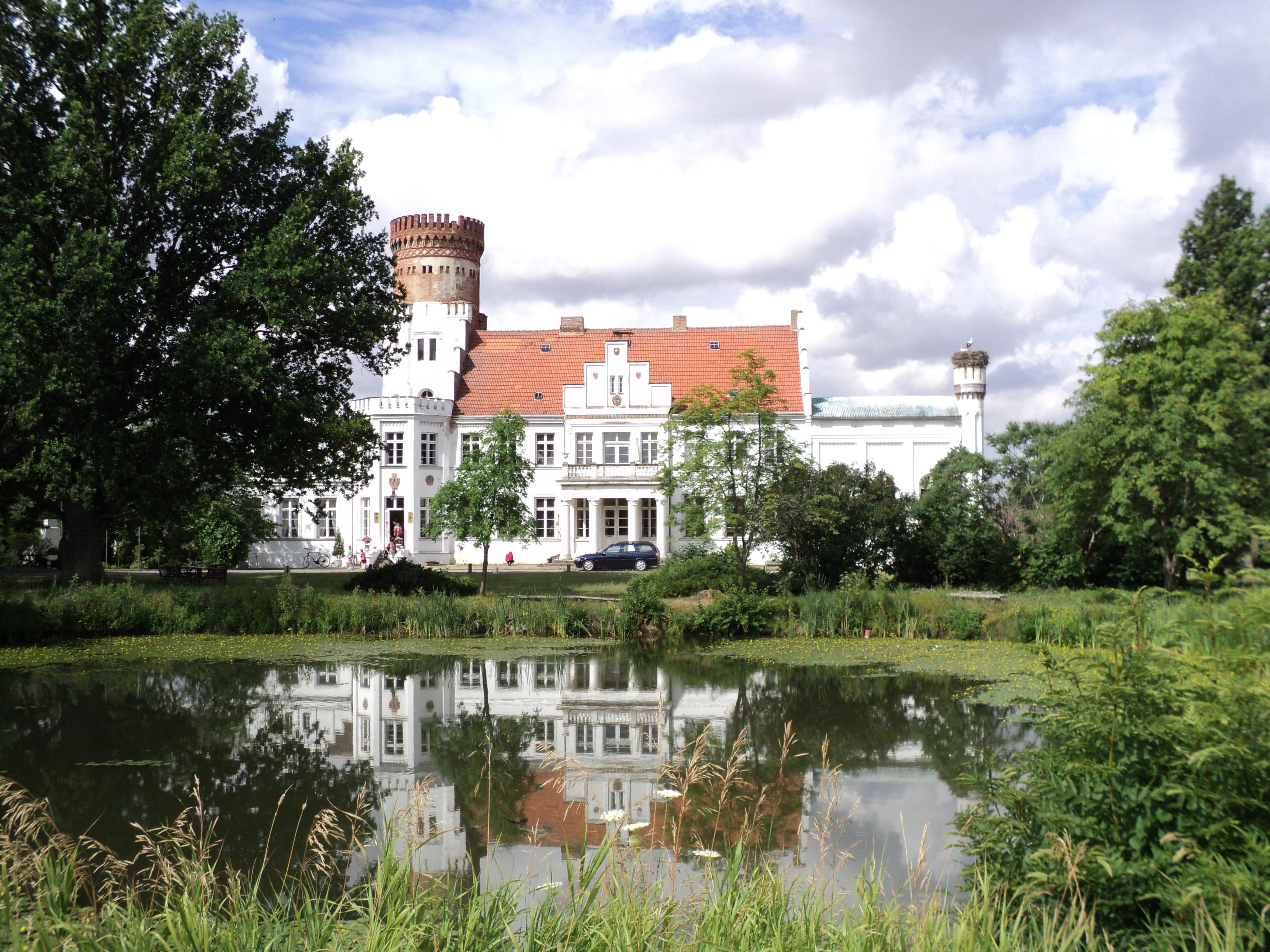 Schloss Wrodow im Sommer, Hauptfassade mit Park